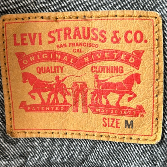 Man, jeans, jacket - Picture 3 of 6